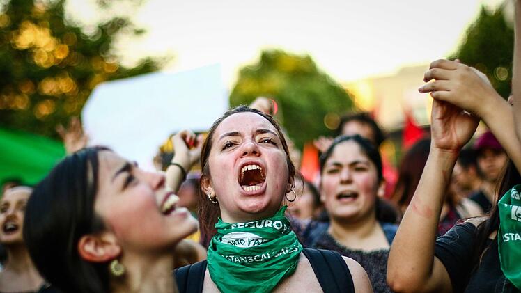 Frauen schreien Parolen bei einer Kundgebung zur Beseitigung von Gewalt gegen Frauen. Foto: Hans Scott/Agencia Uno/dpa