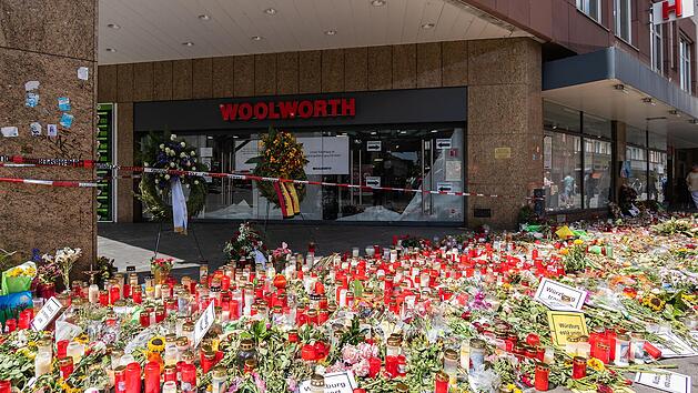 Blick auf die Gedenkstätte am Barbarossaplatz in Würzburg. Am 25. Juni 2021 wurden hier in einem Kaufhaus bei einer Messerattacke drei Menschen getötet und weitere neun zum Teil schwer verletzt.