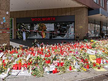 Blick auf die Gedenkst&auml;tte am Barbarossaplatz in W&uuml;rzburg. Am 25. Juni 2021 wurden hier in einem Kaufhaus bei einer Messerattacke drei Menschen get&ouml;tet und weitere neun zum Teil schwer verletzt.