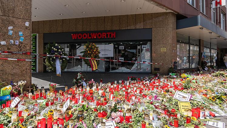 Blick auf die Gedenkstätte am Barbarossaplatz in Würzburg. Am 25. Juni 2021 wurden hier in einem Kaufhaus bei einer Messerattacke drei Menschen getötet und weitere neun zum Teil schwer verletzt.