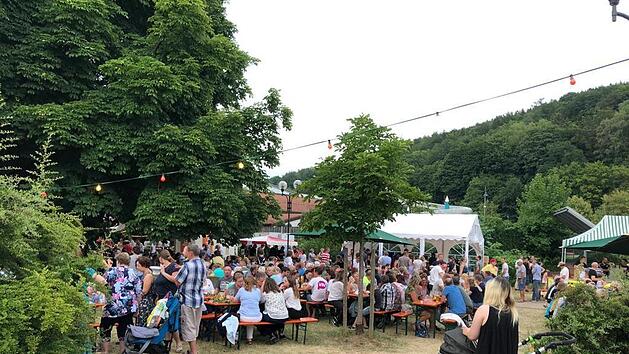 Das "Sinn in Flammen" ist jedes Jahr ein Magnet f&uuml;r die Bad Br&uuml;ckenauer Bev&ouml;lkerung. Foto: Thomas Eigenbrod
