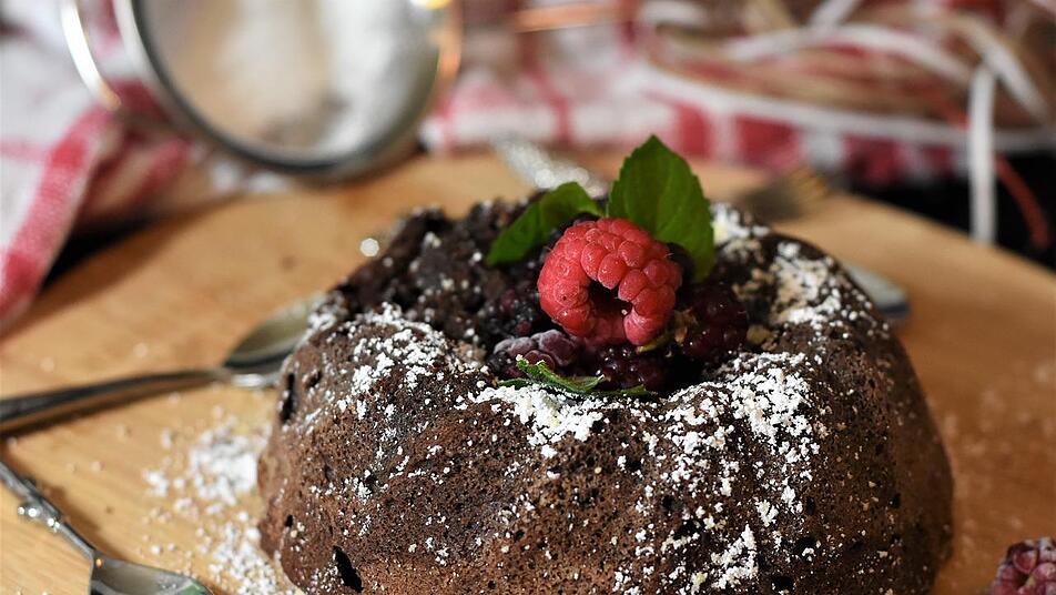 Mit unserem Rezept kannst du im Handumdrehen einen leckeren Schokokuchen zaubern. Mit unserem Rezept kannst du im Handumdrehen einen leckeren Schokokuchen zaubern.
