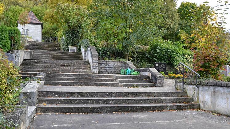 Die Friedhofstreppe ist marode. Foto: Andreas Lomb