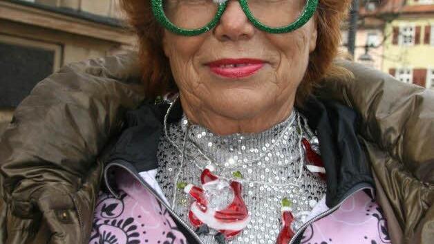 Das wohl schrillste Outfit beim Frühschoppen hatte Durdica Falkenberg (65): Sie kommt aus dem Rheinland und macht kräftig Werbung für die Veranstaltung in Kulmbach. ,Das ist so schön, da muss man einfach herkommen', freut sich sich und zeigt zur Feier des Tages eine blinkende Nikolaus-Halskette