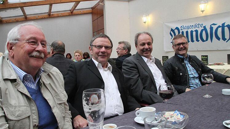 Naturbühnen-Vorsitzender Siegfried Küspert (Zweiter von links) mit weiteren illustren Gästen.