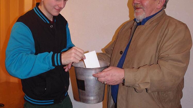 Janick Schülein (links) ist der "Youngster" unter den Bewerbern. Das Bild zeigt ihn beim Wählen mit Wahlleiter Robert Oschmann. Foto: Heike Schülein