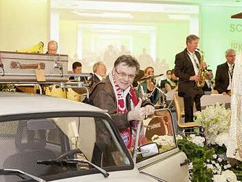 Am Steuer eines Trabants eröffnete Kurt Mirlach, Vorstand Personal und Arbeitsdirektor, die Jubilarfeier und versetzte damit die Gäste zurück in vergangene Zeiten. Foto; Schaeffler