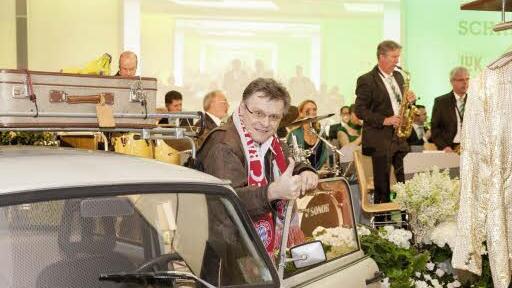 Am Steuer eines Trabants eröffnete Kurt Mirlach, Vorstand Personal und Arbeitsdirektor, die Jubilarfeier und versetzte damit die Gäste zurück in vergangene Zeiten. Foto; Schaeffler