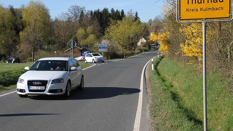 Die Staatsstraße Döllnitz-Thurnau soll zunächst bis zur Einmündung in die Jägerstraße (im Hintergrund) ausgebaut werden. Foto: Alexander Hartmann