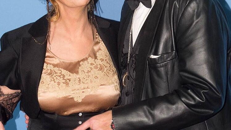 Sind seit 39 Jahren verheiratet: Thea und Thomas Gottschalk, hier beim Opernball vor einem Jahr in Dresden. 1972 lernten sich beide bei einem Ball in München kennen. 1982 wurde Sohn Roman geboren, 1989 adoptierten die Gottschalks Sohn Tristan. Damit seine Kindern ungestört vom Medientrubel aufwachsen konnten, zog die Familie Anfang der neunziger Jahre nach Malibu/Kalifornien. Foto: Sebastian Kahnert/dpa