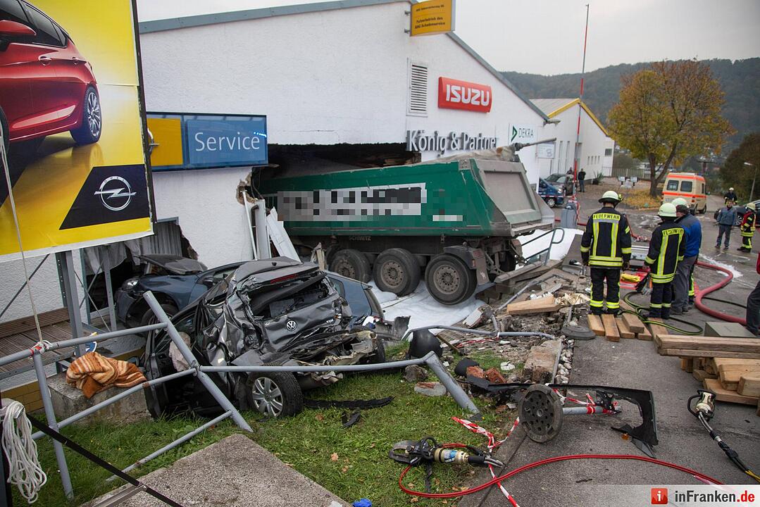 Lkw kracht in Autohaus bei Meiningen - 1 Toter und mehrere Verletzte