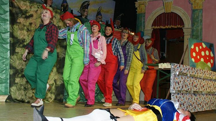 Die sieben Zwerge kommen vom Panger in K&ouml;ttensdorf und finden Schneewittchen tot. Foto: Joseph Beck