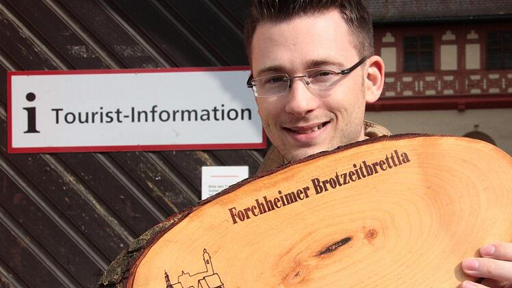 Nico Cieslar präsentiert als neues Forchheim-Souvenir ein Brotzeitbrettla in Brandmal-Technik. Foto. Andreas Oswald