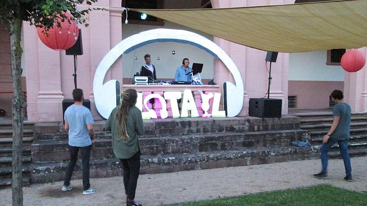 Cocktailparty mit Elektro-Musik ist eine neue Variante und Alternative für junge Leute. Foto: Winfried Ehling