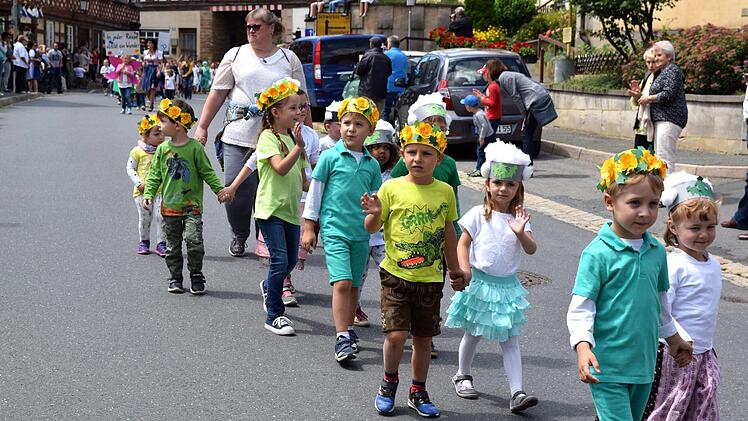 Die unterschiedlichsten Themenbereiche wurden von der Kindergarten- und Schulkindern aufgegriffen und mit entsprechenden Verkleidungen farbenpr&auml;chtig dargestellt.  Foto: Dieter Radziej