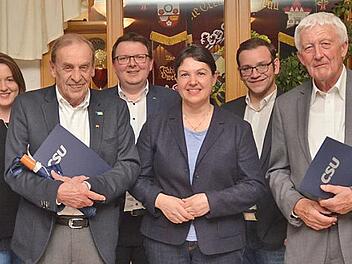 Bei den Ehrungen (von links): Ehrenvorsitzender Heinz Hausmann, Daniela Thüroff (stellvertretende Ortsvorsitzende), Professor Thorolf Hager, Bernd Liebhardt (CSU- Fraktionsvorsitzender im Kreistag), Angela Hofmann (Ortsvorsitzende), Markus Oesterlein (Stadtrat), Hubert Heckhausen, Jonas Geissler (stellvertretender Ortsvorsitzender  Foto: K.- H. Hofmann