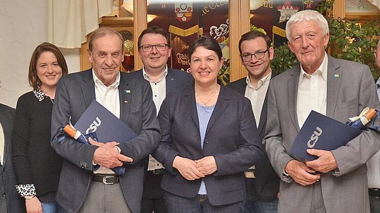 Bei den Ehrungen (von links): Ehrenvorsitzender Heinz Hausmann, Daniela Thüroff (stellvertretende Ortsvorsitzende), Professor Thorolf Hager, Bernd Liebhardt (CSU- Fraktionsvorsitzender im Kreistag), Angela Hofmann (Ortsvorsitzende), Markus Oesterlein (Stadtrat), Hubert Heckhausen, Jonas Geissler (stellvertretender Ortsvorsitzender  Foto: K.- H. Hofmann