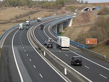 Der Verkehr rollt über die Lauertalbrücke bei Münnerstadt. Die A 71 ist heute nicht mehr wegzudenken. Vor 25 Jahren wurde der Trassenverlauf "Ost" festgelegt. Thomas Malz