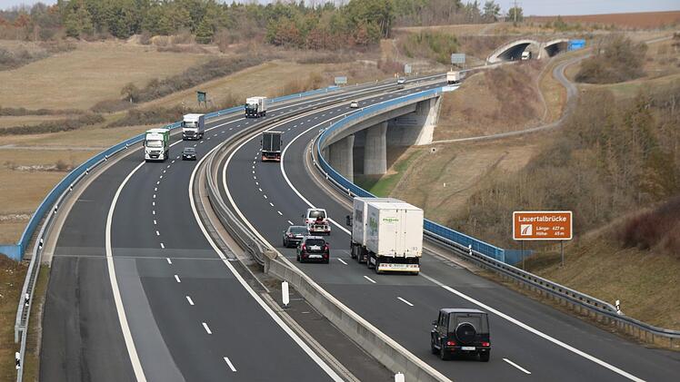 Der Verkehr rollt über die Lauertalbrücke bei Münnerstadt. Die A 71 ist heute nicht mehr wegzudenken. Vor 25 Jahren wurde der Trassenverlauf "Ost" festgelegt. Thomas Malz