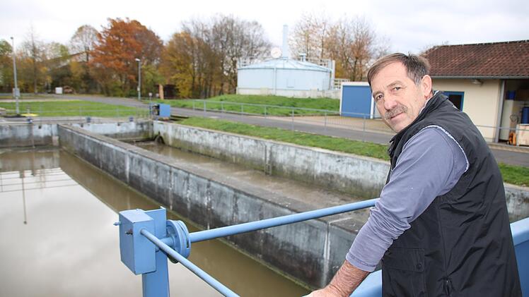 Abwassermeister Albrecht Leurer an einem der Becken der Kläranlage Hammelburg.