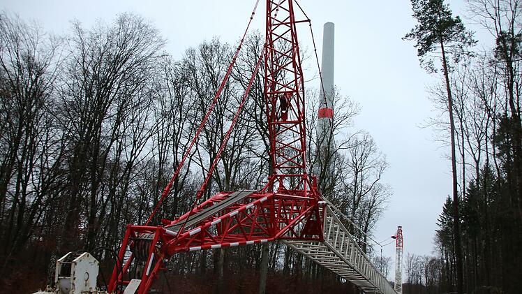 Der Turm steht, der Kran liegt: Weil die Rotorblätter nicht durchkommen, wurde der Kran im Windpark Sulzthal sicherheitshalber abgelegt.