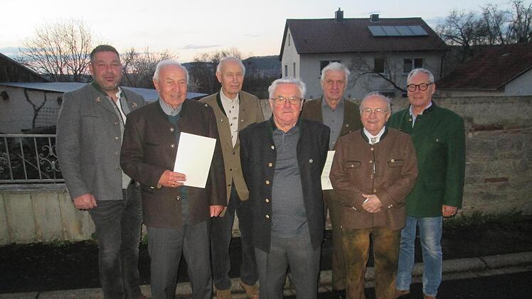 Kreisvorsitzender Daniel Lohfink (links) und Bezirksvorsitzender Enno Piening (rechts) würdigten diejenigen, die seit 60 und 65 Jahren dem Kreisverband angehören mit der goldenen Ehrennadel (von links): Georg Stürzenberger, Dieter Hesselbach, Reinhold Vierheilig, Edwin Meder und Werner Heinlein. Foto: Winfried Ehling