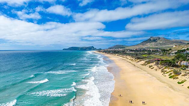 Porto Santo Beach Aerial View. Popular tourist destination in Portugal Island in the Atlantic Ocean. Porto Santo Strand Luftaufnahme. Beliebtes Reiseziel in Portugal Insel im Atlantischen Ozean. Vila Baleira in Porto Santo bei Madeira, Portugal