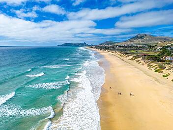 Porto Santo Beach Aerial View. Popular tourist destination in Portugal Island in the Atlantic Ocean. Porto Santo Strand Luftaufnahme. Beliebtes Reiseziel in Portugal Insel im Atlantischen Ozean. Vila Baleira in Porto Santo bei Madeira, Portugal