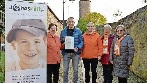 Die Kolpingfrauen haben dem Verein „Jonas hilft“ den Erlös vom Verkauf der Kräutersträußchen gespendet.