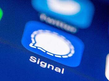 Das Logo des Messenger Dienstes Signal auf einem Smartphone
