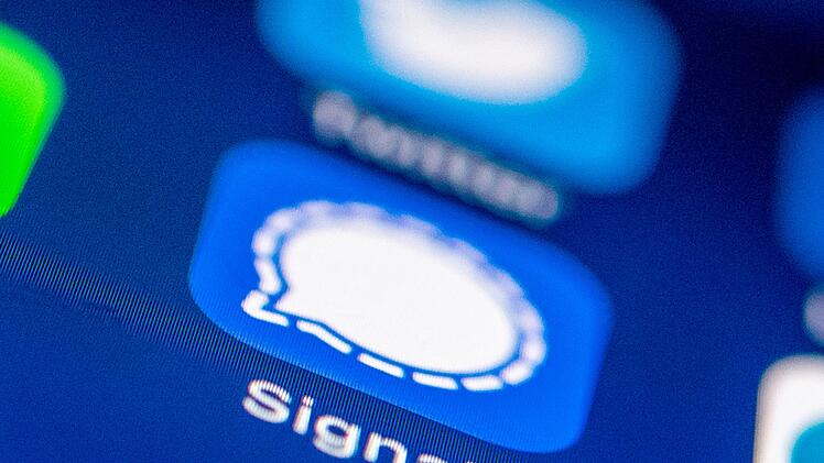 Das Logo des Messenger Dienstes Signal auf einem Smartphone