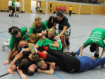 So wird gefeiert: Die SG-Spielerinnen unmittelbar nach dem Schlusspfiff. Fotos: Hopf