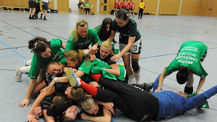 So wird gefeiert: Die SG-Spielerinnen unmittelbar nach dem Schlusspfiff. Fotos: Hopf