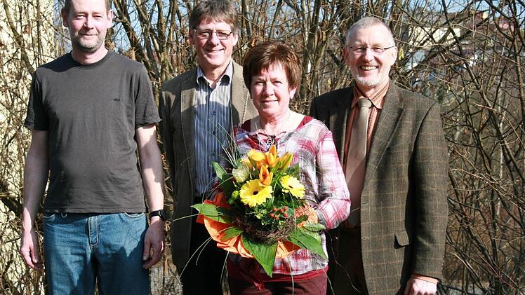 Erika Friedel ist jetzt im Ruhestand. Personalratsvorsitzender Ralf Telge, Rektor Wolfgang Halbig und Bürgermeister Waldemar Bug verabschiedeten sie. Foto: Gabriele Sell