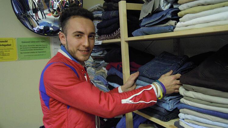 Helal Abdulghani beim Sortieren der Kleidungsstücke. Foto: Julia Raab