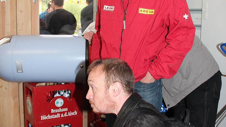 Iain Price schließt das irische Bierfass an, daneben sein deutscher Gastgeber Jay Kaspar Foto: Johann Blum