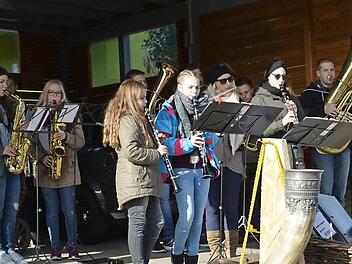 Musik und Bollerwagen gehören zur Reichenbacher Hofree.  Foto: Björn Hein