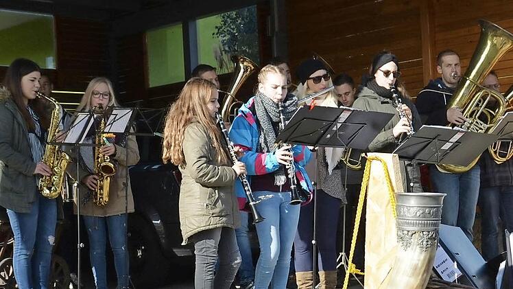 Musik und Bollerwagen gehören zur Reichenbacher Hofree.  Foto: Björn Hein