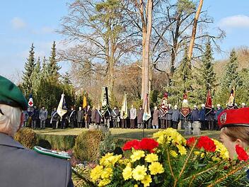 Gedenken und Kränze für die in Kriegen gefallenen Kameraden am Parkfriedhof in Bad Kissingen. Foto: Sigismund von Dobschütz