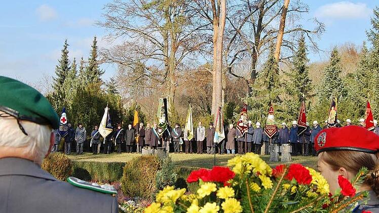 Gedenken und Kränze für die in Kriegen gefallenen Kameraden am Parkfriedhof in Bad Kissingen. Foto: Sigismund von Dobschütz