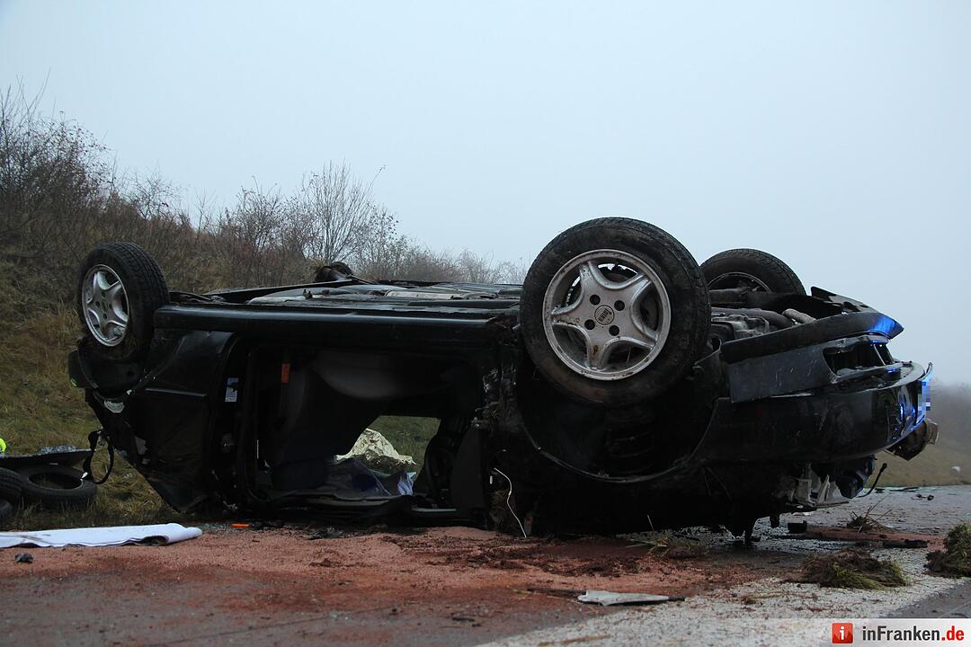 Pkw überschlägt sich auf der A71 - Zwei Personen schwer verletzt
