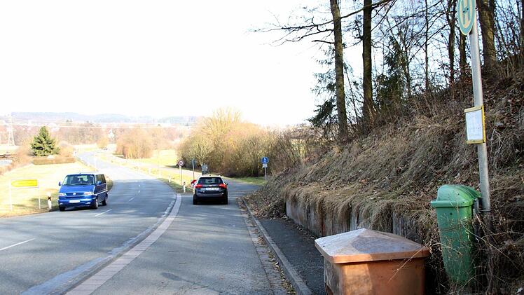 Die Bushaltestellen, unter anderem in Willmersreuth, sollten sicherer gemacht werden, findet Karsten Müller, Der Appenberger erachtet es als zu gefährlich, dass Kinder über die Kreisstraße laufen müssen. Foto: J. Nützel