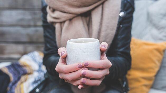 Dass Ingwer gegen Kälte hilft, ist  bekannt. Aber wusstet ihr, dass  auch Rosmarin dem Körper einheizen kann? Mit diesem 7 Tipps wird's euch im Winter warm. Symbolbild: pixabay.