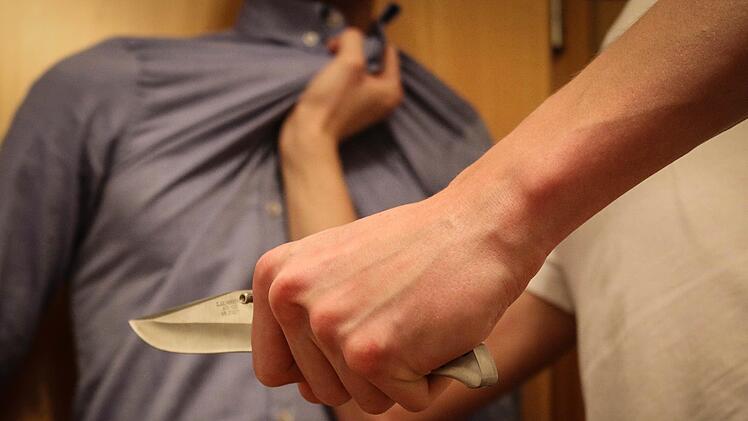 In Konfliktsituationen greifen immer mehr T&auml;ter zu einem Messer. Dies verursacht teilweise lebensgef&auml;hrliche Verletzungen. Symbolbild: Christopher Schulz