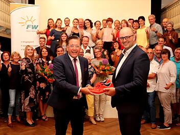 Für den Weg bis zu den Wahlen bekam Karsten Fischkal (l.) orangefarbene Laufschuhe von Tim Scheppe überreicht.   Foto: Johanna Blum