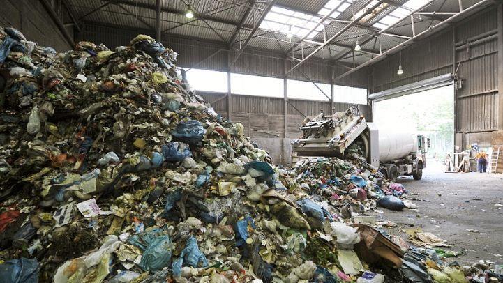 In der Corona-Krise wird wegen der Hygieneregeln wieder mehr Plastik genutzt. Das macht sich beim Müll bemerkbar. Foto: picture alliance, dpa