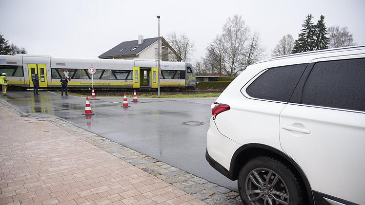 Auto im Kreis Bamberg von Zug erfasst - Bahn einfach übersehen?
