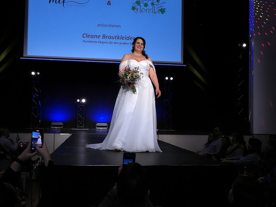 Inkl. Braut- und Festmodenschauen.