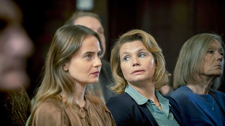 Elke Haien (Olga von Luckwald, links) hat gute Beziehungen in die Politik, denn die Landr&auml;tin Janne Manners (Annette Frier, Mitte) ist ihre Patentante. Sie findet Haukes Plan, wie Elke, gut und m&ouml;chte ihn bei der Ministerin durchbringen.
