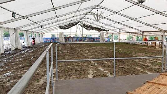 Das Festzelt kurz nach dem Aufbau. Hier werden 2500 Menschen Platz haben.